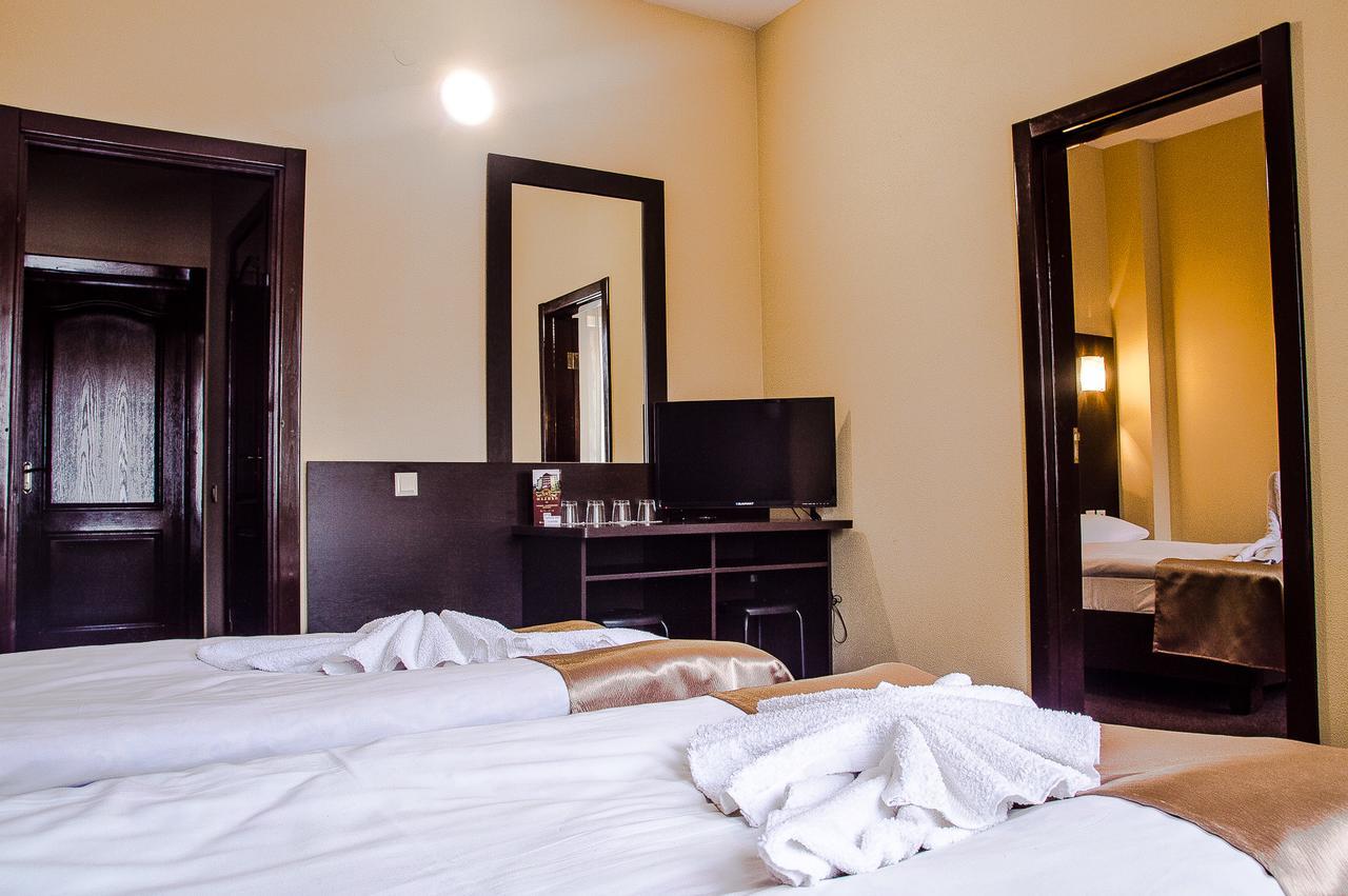 Malyvo Hotel Dilyatyn Extérieur photo