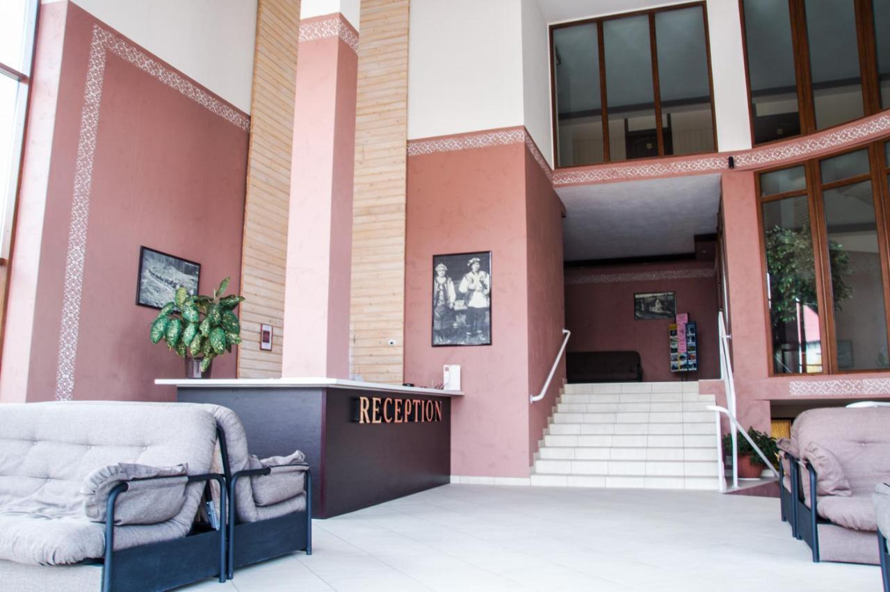 Malyvo Hotel Dilyatyn Extérieur photo